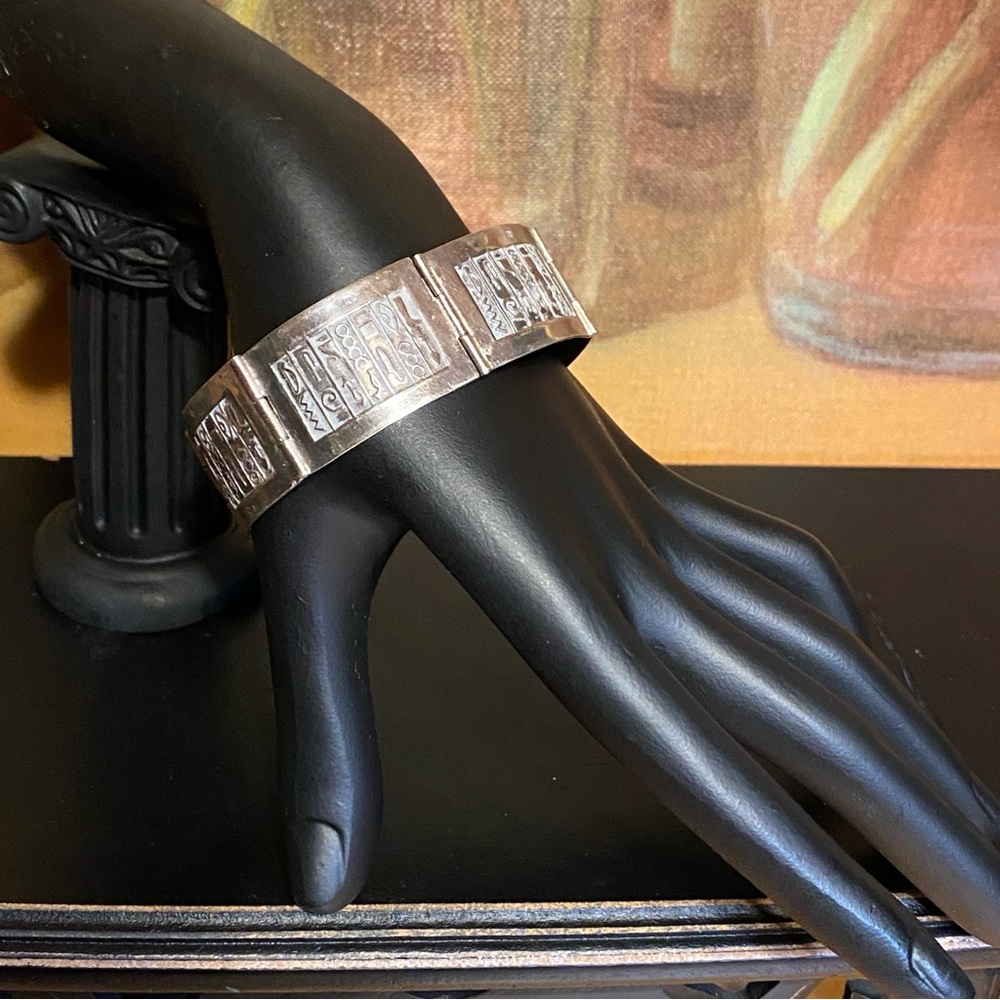 🍇 Vintage Silver Hinged Bracelet With Egyptian Hieroglyph Panels 7.5” Wrist